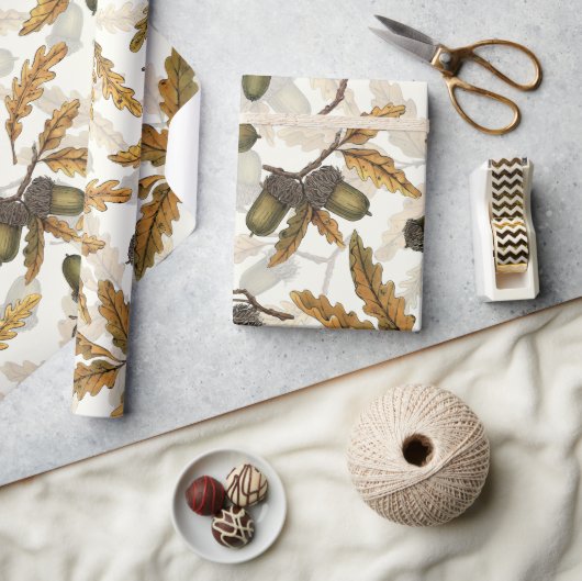 Eikels en eikenbladeren op gebroken wit cadeaupapier (Crafts)