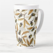 Eikels en eikenbladeren op gebroken wit latte mok (Rechterhoek)