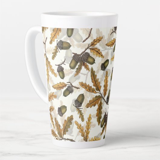 Eikels en eikenbladeren op gebroken wit latte mok (Linkerhoek)