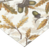 Eikels en eikenbladeren op gebroken wit tafelkleed (Gekanteld)