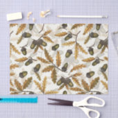 Eikels en eikenbladeren op gebroken wit tissuepapier (Craft)