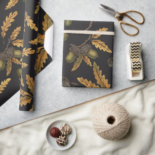 Eikels en eikenbladeren op zwart cadeaupapier