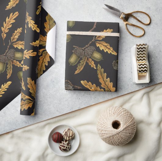 Eikels en eikenbladeren op zwart cadeaupapier (Crafts)