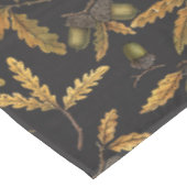 Eikels en eikenbladeren op zwart tafelkleed (Gekanteld)