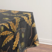 Eikels en eikenbladeren op zwart tafelkleed (Voorbeeld)