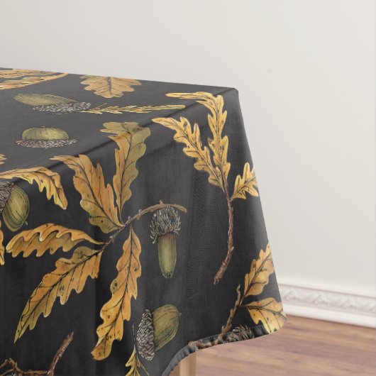 Eikels en eikenbladeren op zwart tafelkleed (Voorbeeld)