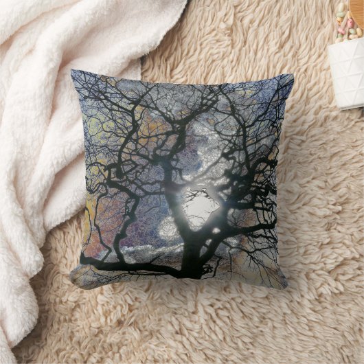 Eiken boom in vroege lente, gekleurde lucht bewerk kussen (Deken)