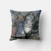 Eiken boom in vroege lente, gekleurde lucht bewerk kussen (Achterkant)