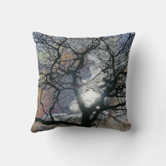 Eiken boom in vroege lente, gekleurde lucht bewerk kussen (Achterkant)