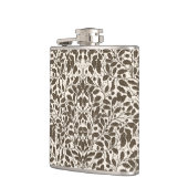 Eiken takken en bladeren, damast patroon in een br heupfles (Links)