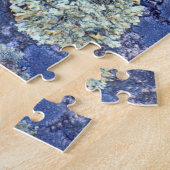 Eikenblad en eikels op een met korstmos bedekte ro legpuzzel (Zijkant)