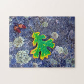 Eikenblad en eikels op een met korstmos bedekte ro legpuzzel (Horizontaal)