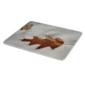 eikenblad op de sneeuw snijplank (Hoek)