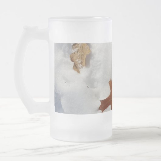 eikenblad op sneeuw matglas bierpul (Links)