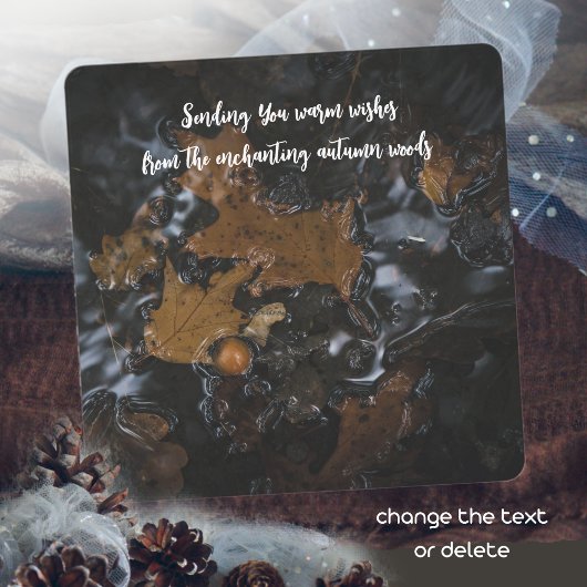 Eikenbladeren en eikels in donkere wateren feestdagenkaart