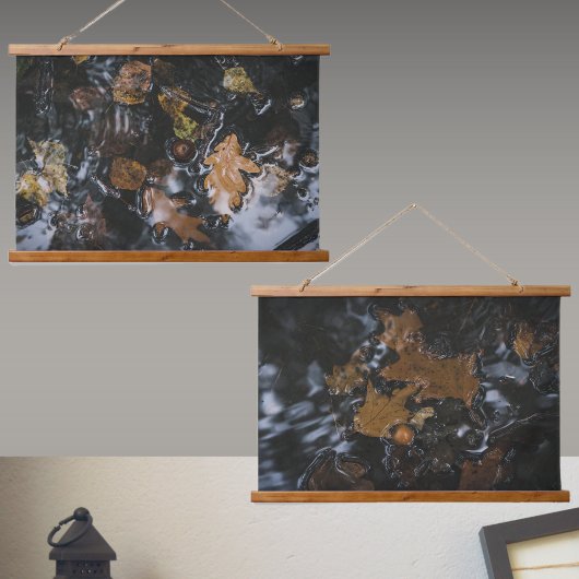 Eikenbladeren en eikels in donkere wateren hangend wandkleed