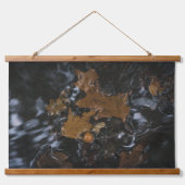 Eikenbladeren en eikels in donkere wateren hangend wandkleed (Voorkant)