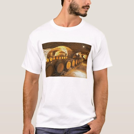 eikenborstels in de kelder bij Domaine Comte T-shirt (Voorkant)