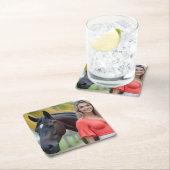 Eiland charme: Helena en haar majestueuze paard Kartonnen Onderzetters (Insitu)