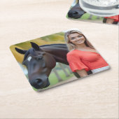 Eiland charme: Helena en haar majestueuze paard Kartonnen Onderzetters (Schuin)