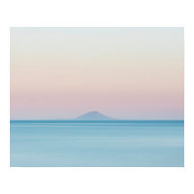 Eiland silhouet aan horizon bij zonsondergang
