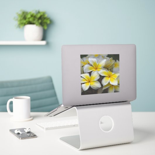 Eilandbloem - Gele Plumeria Sticker (Laptop op bureau)