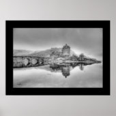 Eilean Donan Castle in Scotland (Zwart-wit) Poster (Voorkant)