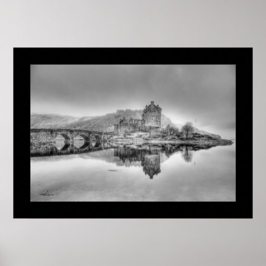 Eilean Donan Castle in Scotland (Zwart-wit) Poster (Voorkant)
