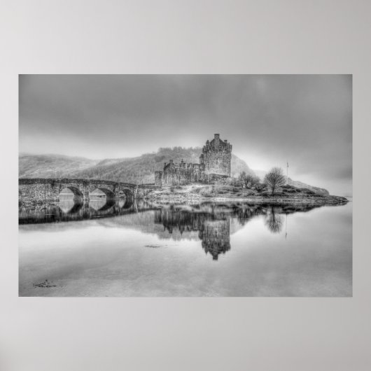 Eilean Donan Castle in Scotland (Zwart-wit) Poster (Voorkant)