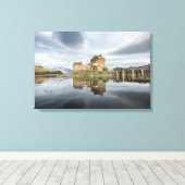 Eilean Donan Castle met reflectie in Schotland Canvas Afdruk (Insitu (Houten vloer))