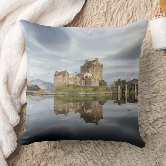 Eilean Donan Castle met reflectie in Schotland Kussen (Deken)