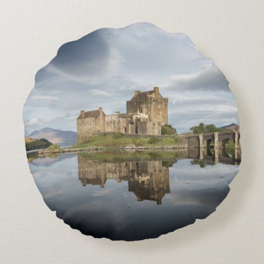 Eilean Donan Castle met reflectie in Schotland Rond Kussen (Achterkant)