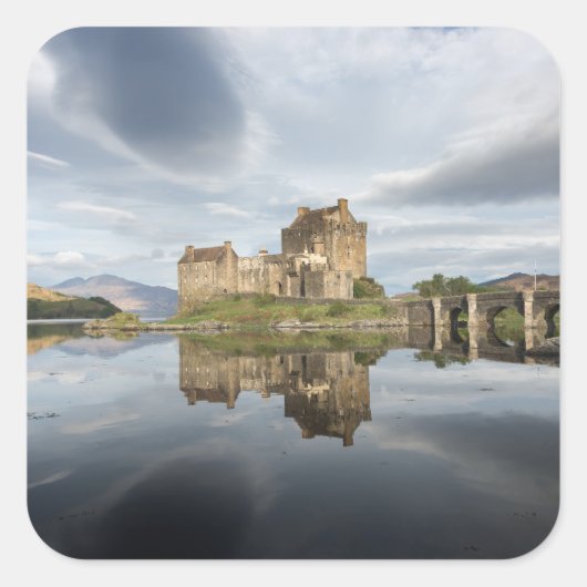 Eilean Donan Castle met reflectie in Schotland Vierkante Sticker (Voorkant)