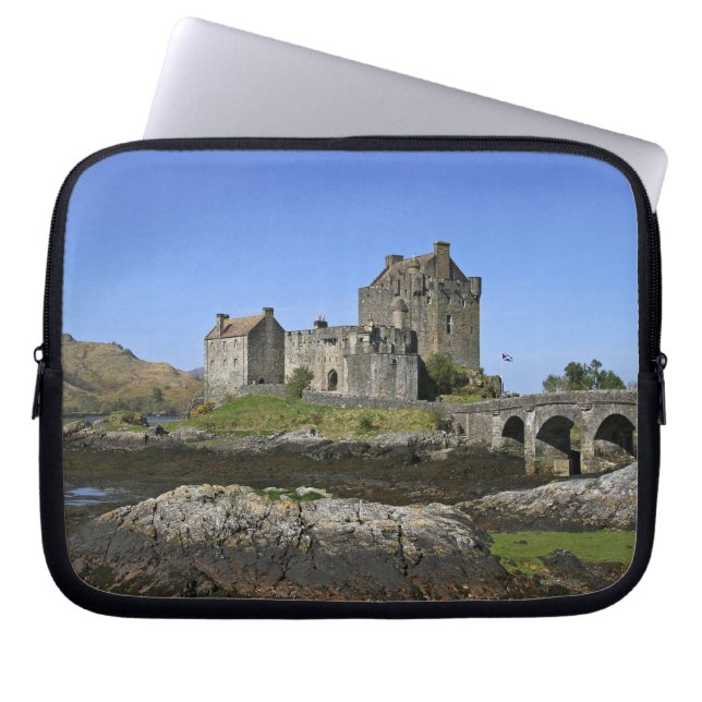 Eilean Donan Castle, Schotland. De beroemde Eilean Laptop Sleeve (Voorkant)