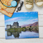 Eilean Donan Castle schotse iconische attracties Legpuzzel<br><div class="desc">Verdwaal in de mystieke allure van deze Schotse Eilean Donan Castle puzzel! Duik in de Highlands vibe met deze originele foto van een van de meest iconische kastelen in de Schotse Hooglanden, reflecterend in de wateren van Loch Duich. Dompel jezelf onder in iconische Schotse charme, stuk voor stuk. Perfect voor...</div>