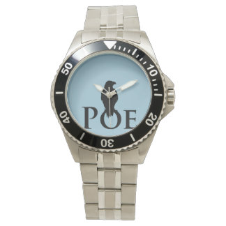 Ein stolzer Rabe sitzt auf dem Schriftzug POE. Horloge