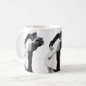 Einde van de Oorlog Kiss Koffiemok (Voorkant links)