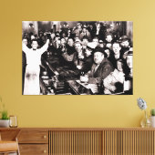 Einde van de verbodspartij bij de lokale balie in  canvas afdruk (Insitu (Woonkamer))