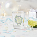 Eindelijk 21 Happy 21st Birthday Cadeau Shot Glas<br><div class="desc">viert 21e de geviendouane glas van de verjaardagsdouane. Met dit leuke cadeau vieren we de komende leeftijd van je vriend, zus of andere belangrijke jongeman in je leven. Het ontwerp is gemaakt van een mooi bloem lijst gemaakt van blauwe violetten en aangepaste tekst in het midden, inclusief een aangepaste naam....</div>