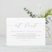 Eindelijk Dusty Blue Minimalist Script Wedding Kaart (Staand voorkant)