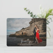 Eindelijk | Eenvoudig Modern Script Foto Bruiloft Save The Date (Staand voorkant)