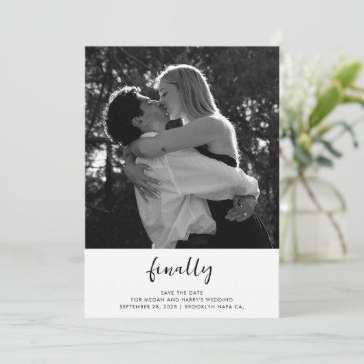 Eindelijk | Eenvoudige foto Bewaar de datum aankon Save The Date (Staand voorkant)