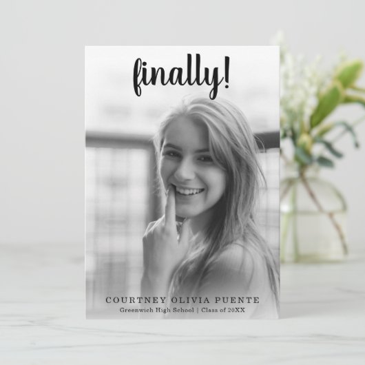 Eindelijk eenvoudige foto modern Afstuderen Aankondiging (Staand voorkant)