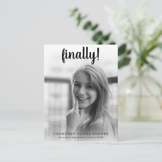 Eindelijk eenvoudige foto modern Afstuderen Aankondigingskaart (Staand voorkant)