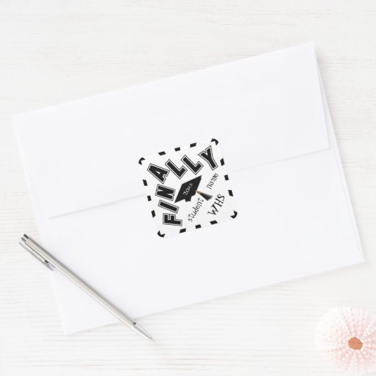 Eindelijk! Gefeliciteerd aan de afgestudeerde! Vierkante Sticker (Envelop)