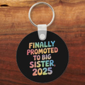 Eindelijk gepromoveerd tot Big Sister 2025 Schatti Sleutelhanger (Voorkant)