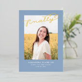 Eindelijk Gold Foil op blauwe Afstuderen Aankondig Folie Uitnodiging (Staand Voorkant)