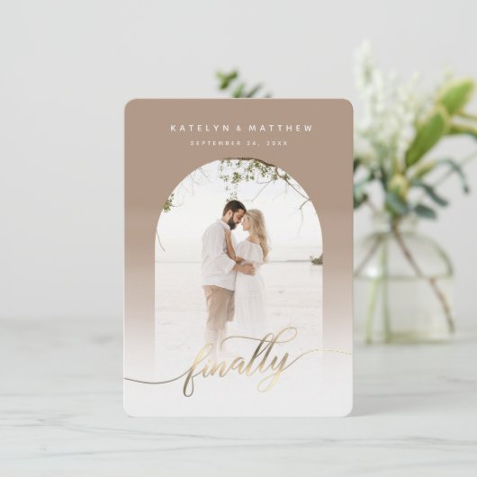 Eindelijk Goud Script Taupe Gebogen Gelijst Foto Save The Date (Staand voorkant)