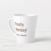 Eindelijk maandag! Bruine lettering op je Latte Mok (Linkerhoek)