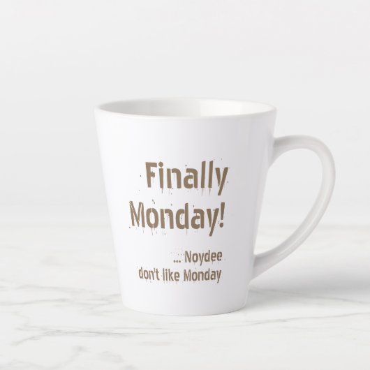 Eindelijk maandag! Bruine lettering op je Latte Mok (Rechts)